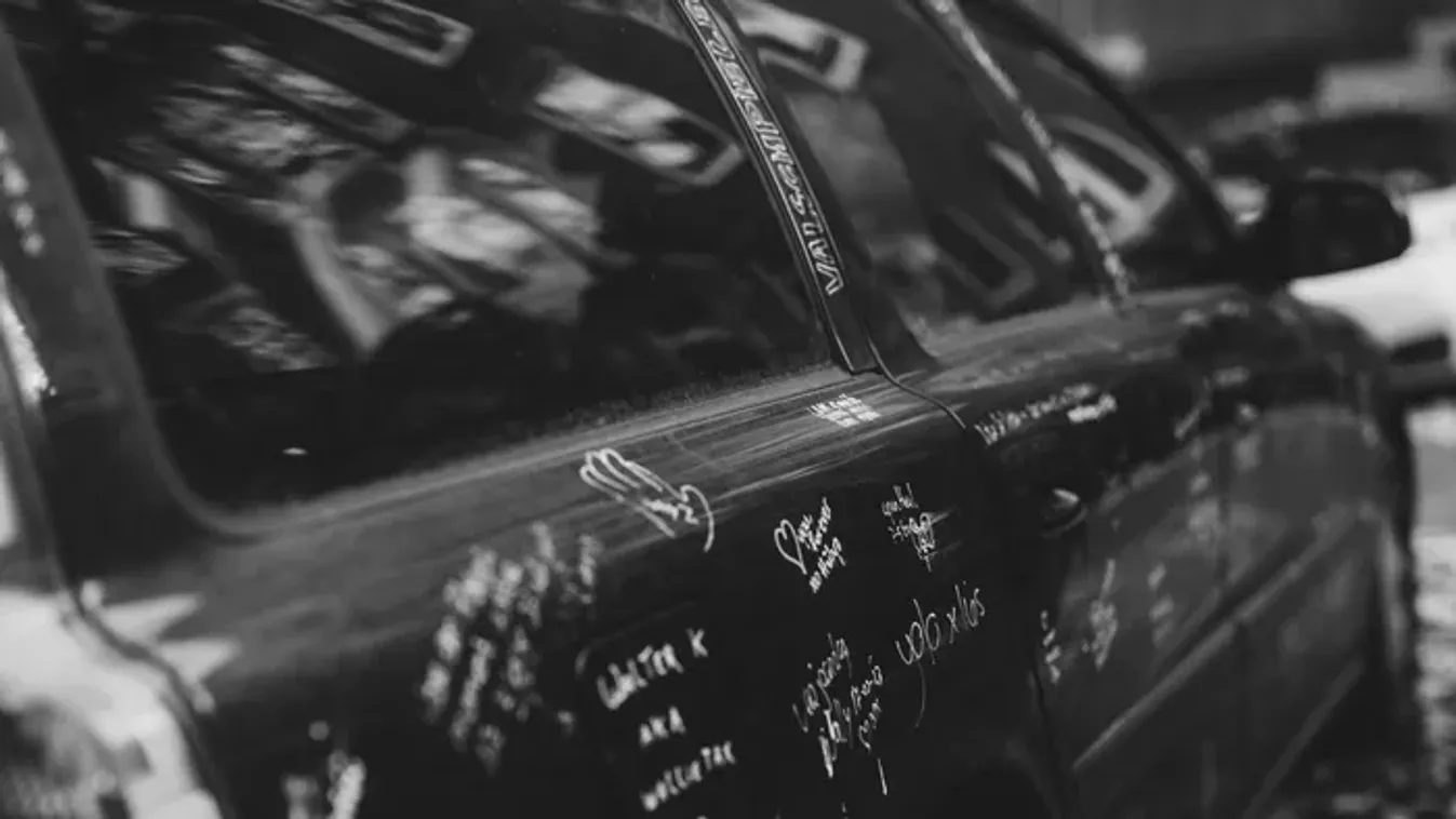 Parkoló autókat rongált meg a miskolci férfi, körözi a rendőrség