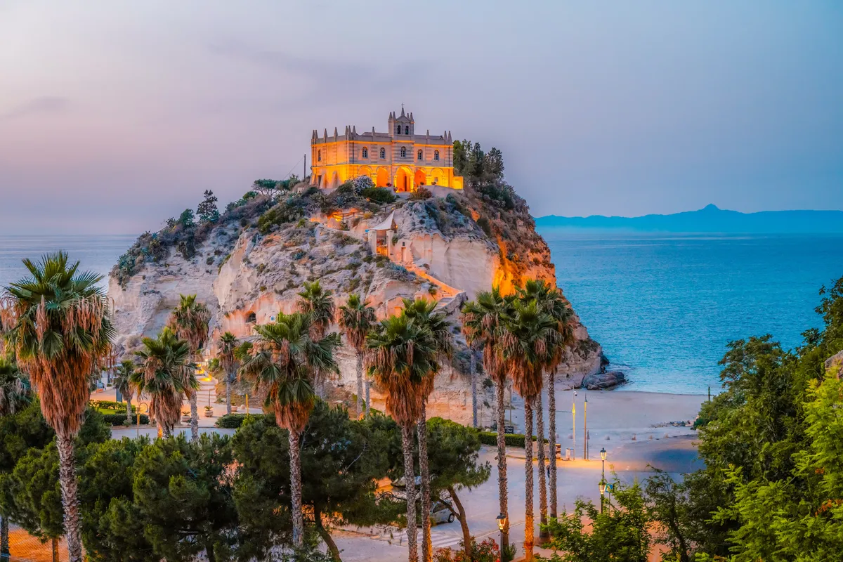 A tropeai  Santa Maria dell’Isola kegyhely naplemente idején kivilágítva. 