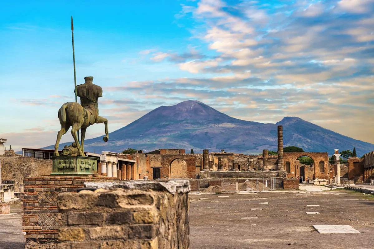 Nápoly vulkánjai alakították a térség geológiai képét és pusztították el Pompejit.