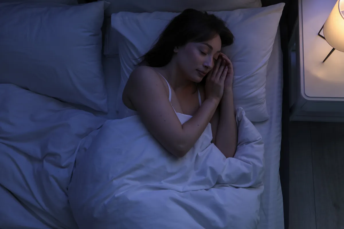 Alvó lány, aki álmában szeret szellemekkel kommunikálni