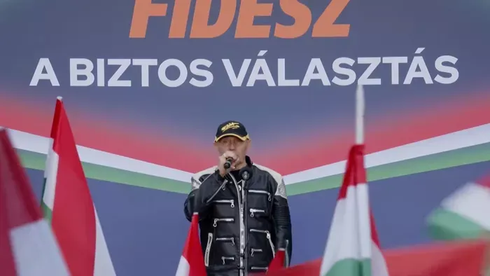 Felejthetetlen pillanatok: Pataky Attila ismét hatalmas tömeg előtt lépett fel Orbán Viktor országjárásán