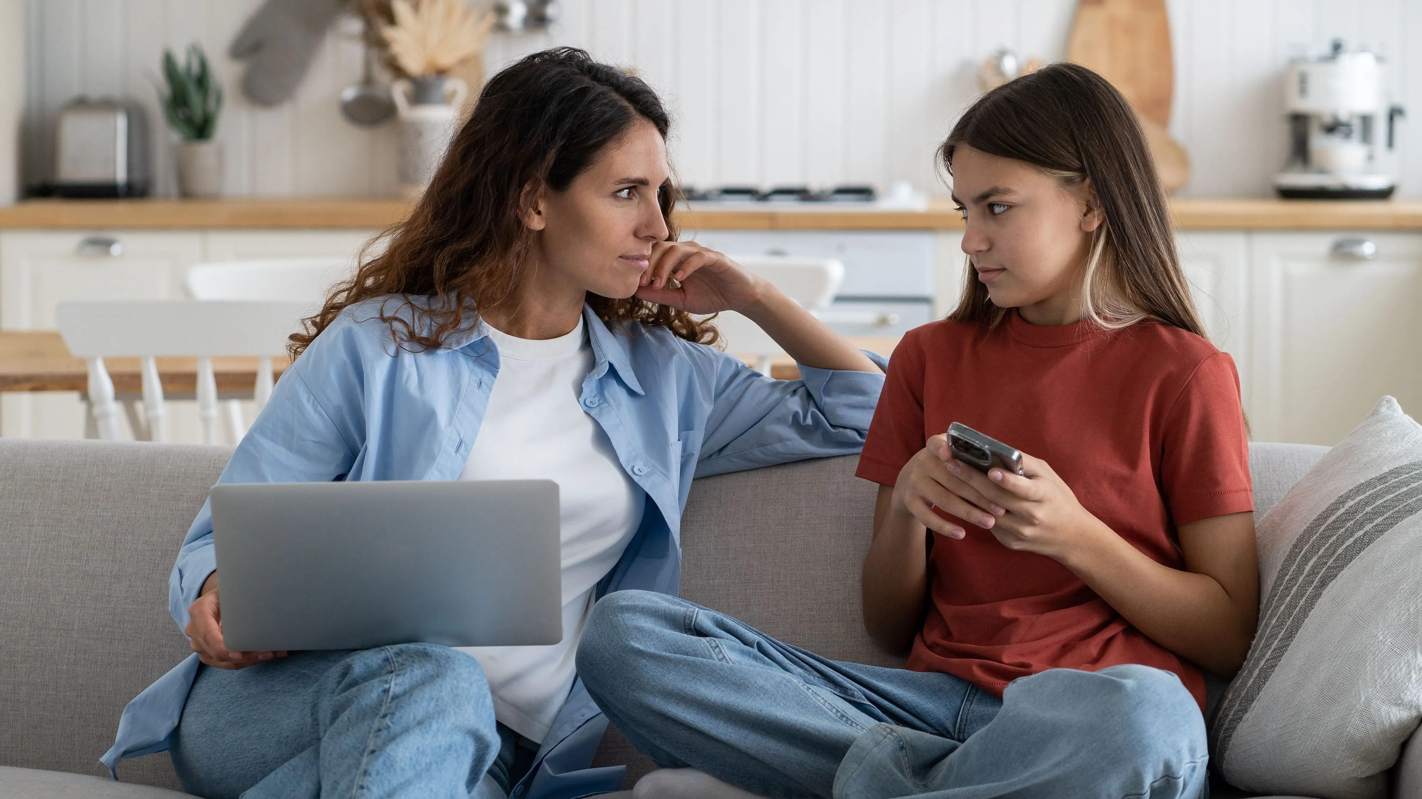 Szleng kvízben az anyját segítő fiatal lány