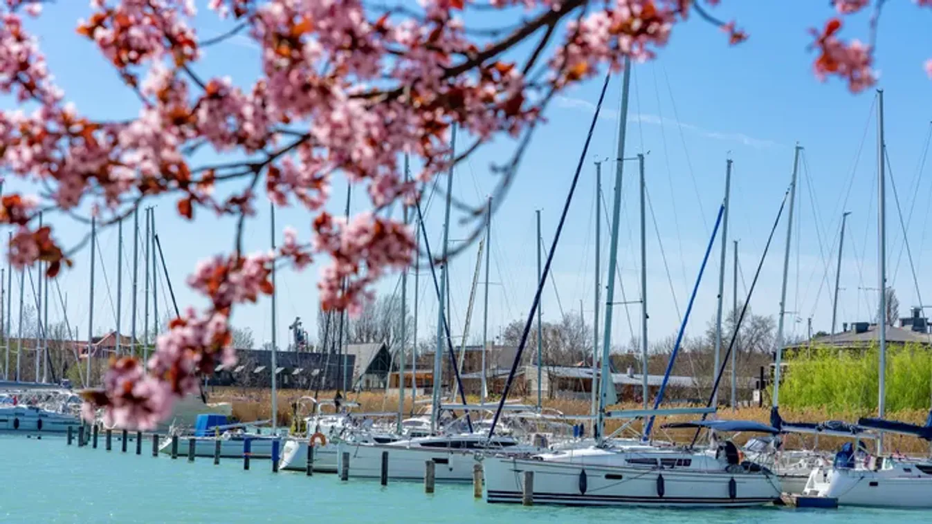 Évszázados romok és virágzó lankák: tavaszi kirándulástippek a Balaton partján