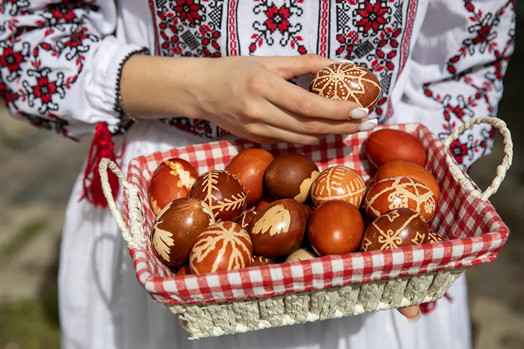 20240401 Debrecen 
Húsvét 
Locsolkodás a Debreceni Népi Együttessel húsvét másnapján. 

Fotó: Czinege Melinda  CZM 
Hajdú-Bihari Napló  HBN 

A képen: hímes tojás 