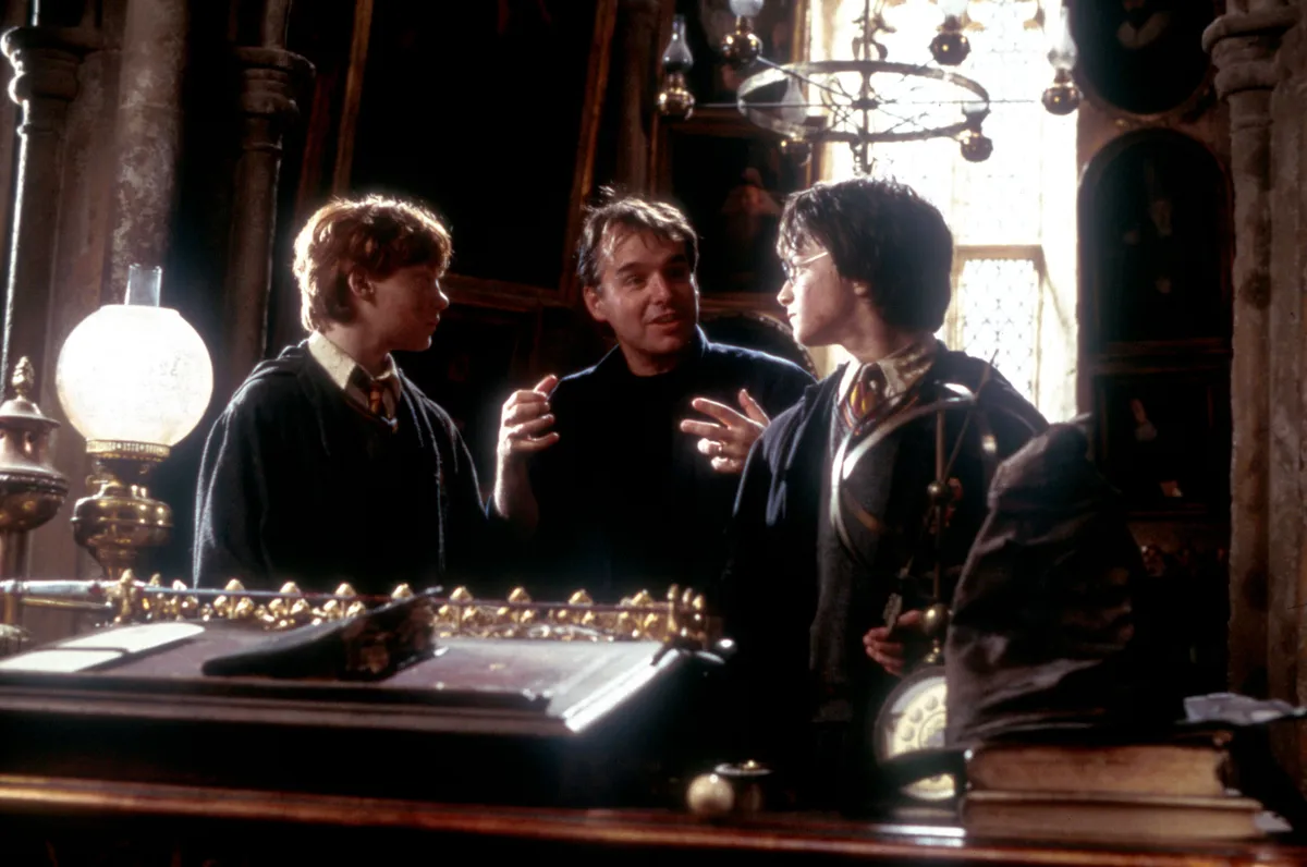 Rupert Grint, Chris Columbus rendező és Daniel Radcliffe a Harry Potter forgatása közben.