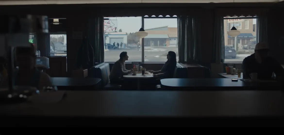 Adam DiMarco és Camila Morrone a Nagyon rossz előérzetem van című sorozat főszerepeiben.