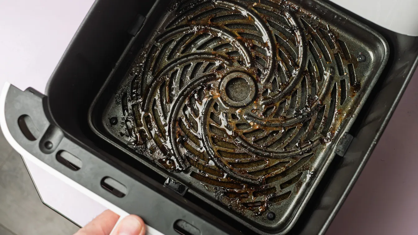 Bár korábban is tudtuk volna: ezzel a pofonegyszerű trükkel pillanatok alatt tiszta lesz az air fryer