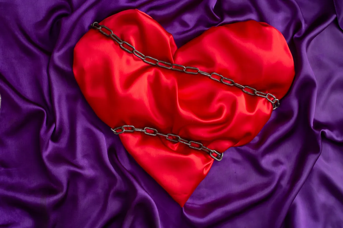 Személyiségtesztben szereplő kép egy leláncolt szívről.