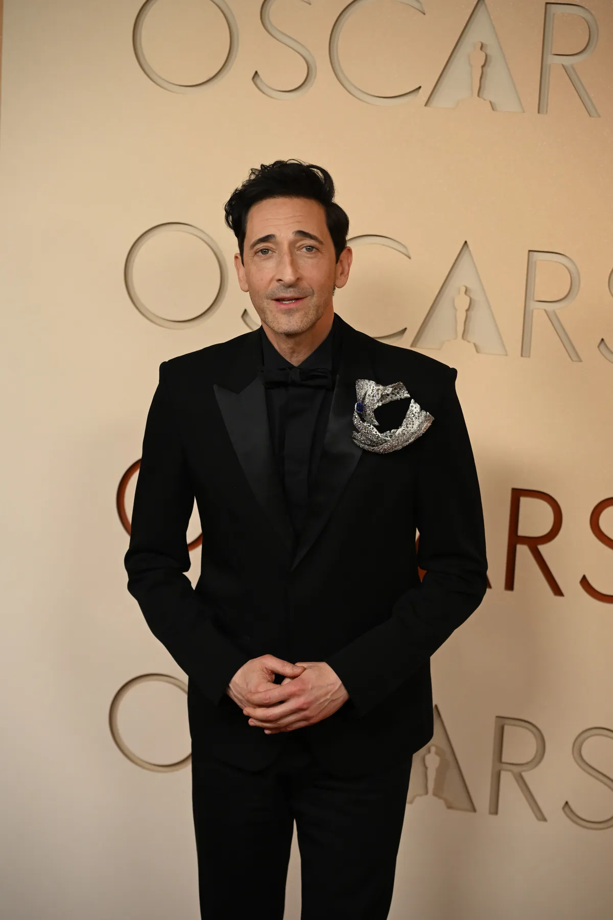 Adrien Brody a 2026-os Oscar-gála vörös szőnyegén.