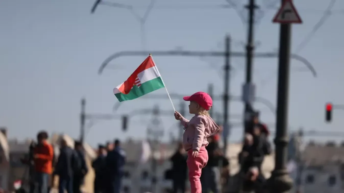 Zászlótenger, több száz településtábla: családostól vonultak az emberek a Békemeneten