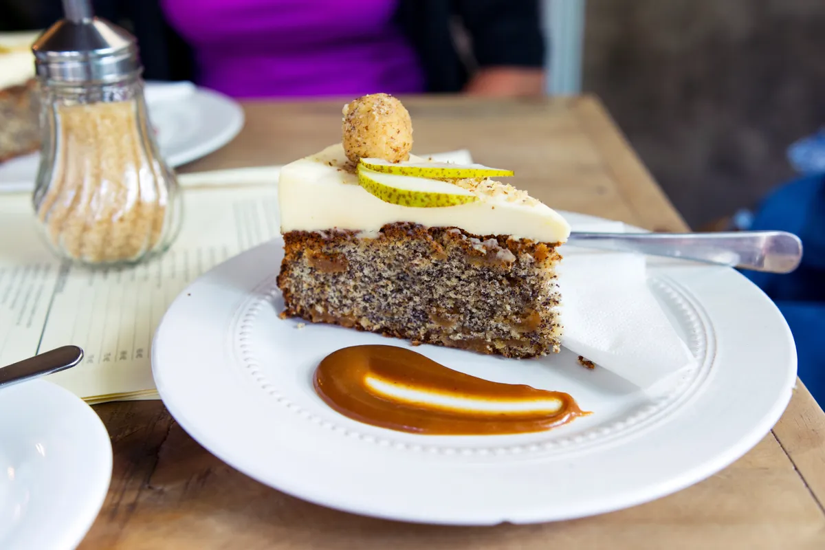 Húsvéti recept ötletek közü a mákos kocka citromos túrókrémmel.