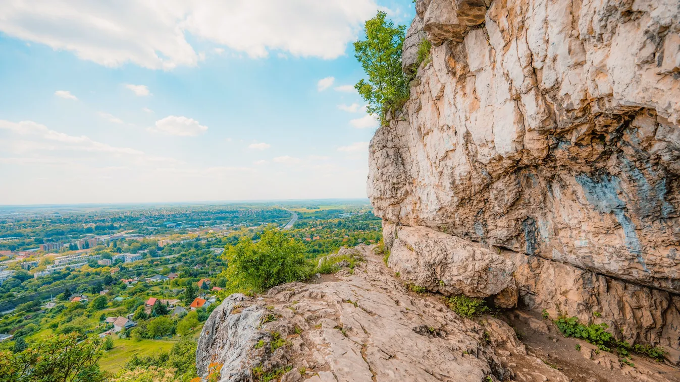 A legszebb Budapest környéki barlangokba invitálunk.