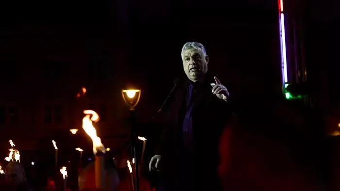 Ezt szorongatta Orbán Viktor beszéde alatt a fiatal fiú