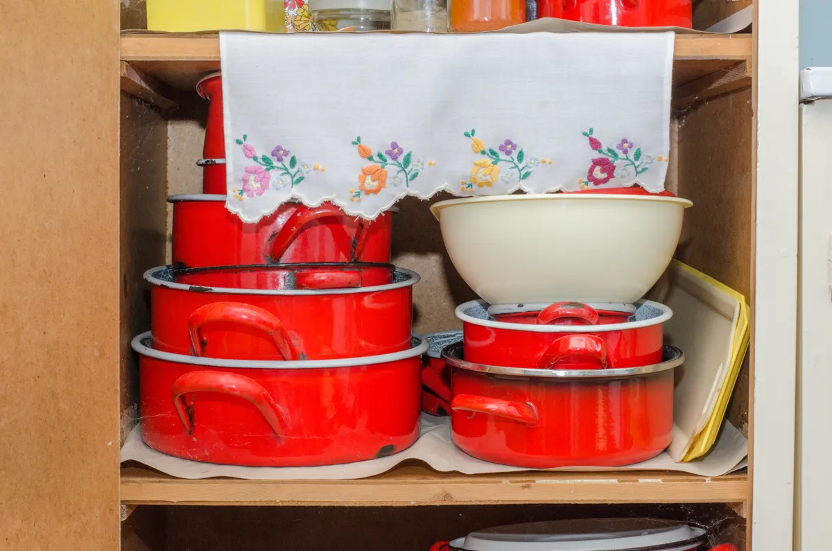 Retró kvízben szereplő régi edények egy konyhában.