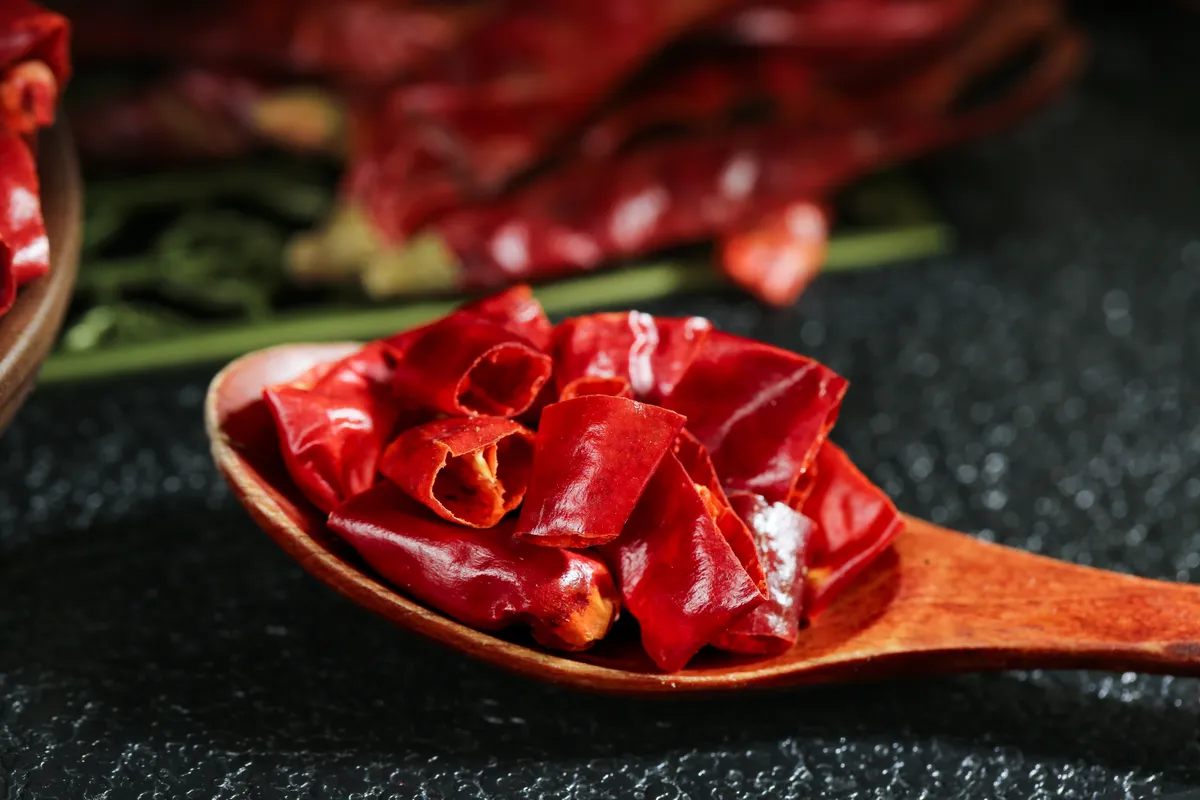 Szárított erős paprika fakanálon.