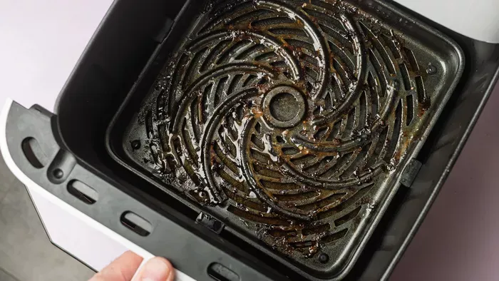 Pofonegyszerű takarítási trükk a tiszta air fryerhez