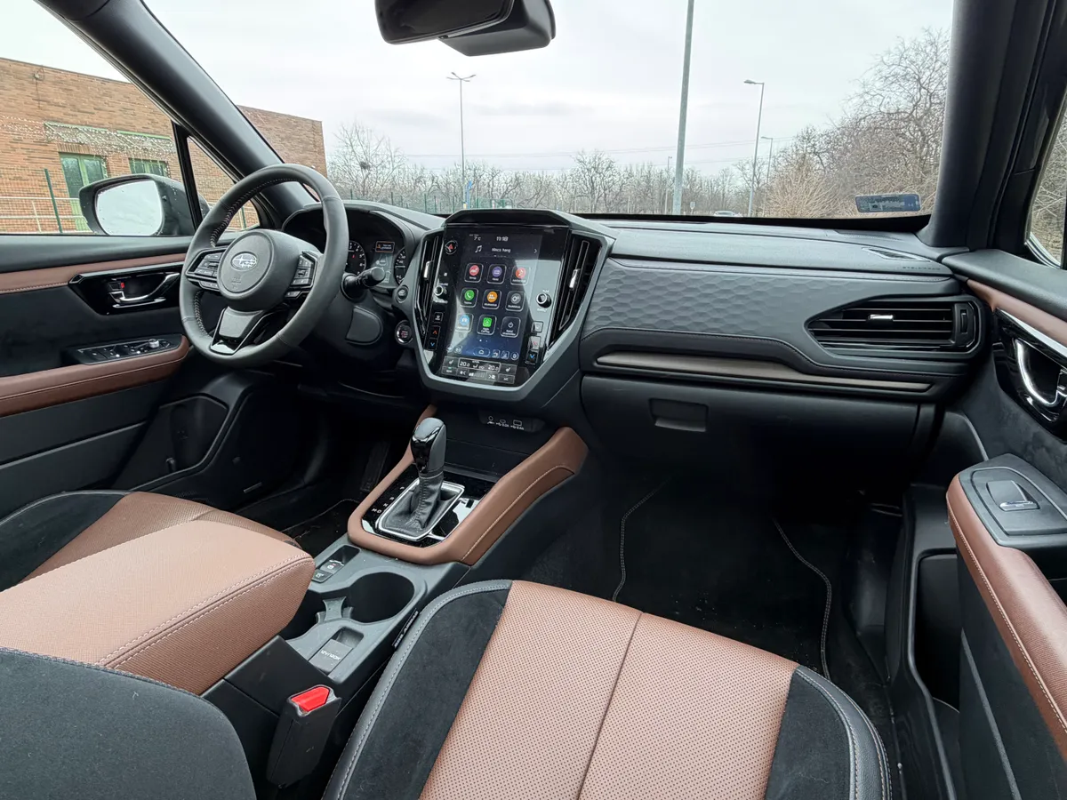 Subaru Forester tesztben szereplő kép az autó belsejéről.