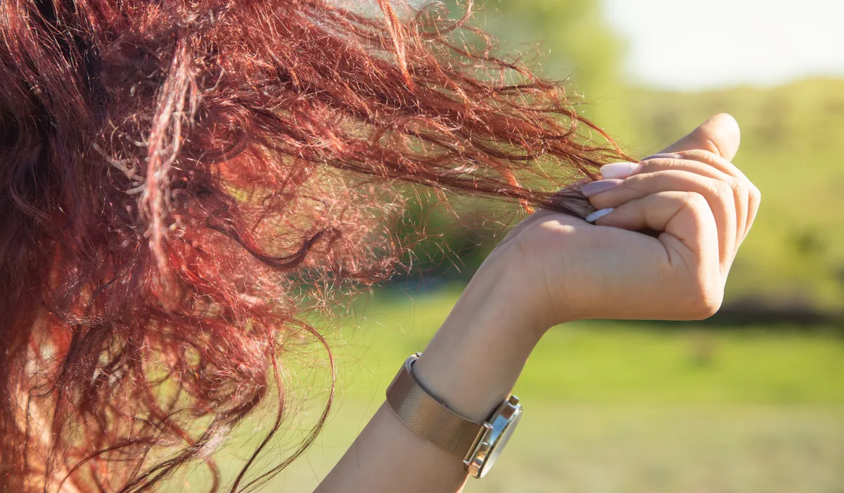 Fiatal nő tavaszi hajhullással küzd.