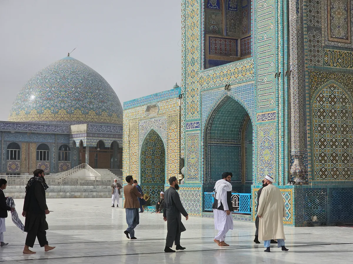 Az afganisztáni Mazar-e Sharif hires Kék mecsete, ahová igyekeznek a hívők.