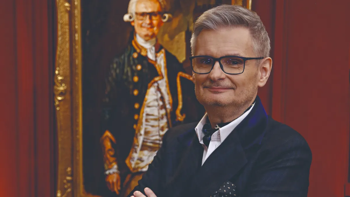 Jáksó László öltönyben mosolyog a kamerába.