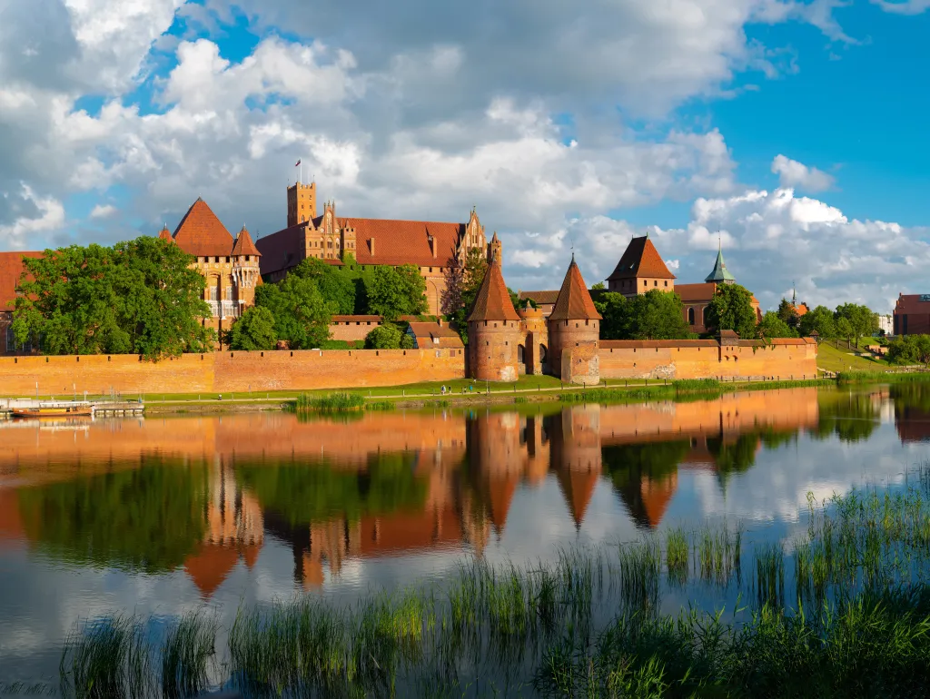 A lengyelországi Malbork vára 1997 óta az UNESCO Világörökség részét képezi, izgalmas úti cél a kultúra és a történelem iránt érdeklődők számára. 