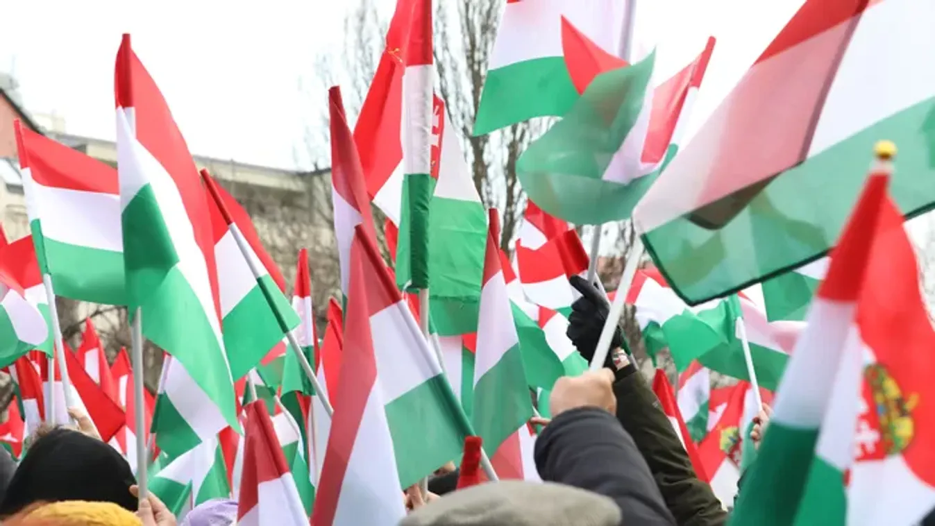 Zászlók borították be az Óváros teret: lenyűgöző fotók a veszprémi országjárásról!