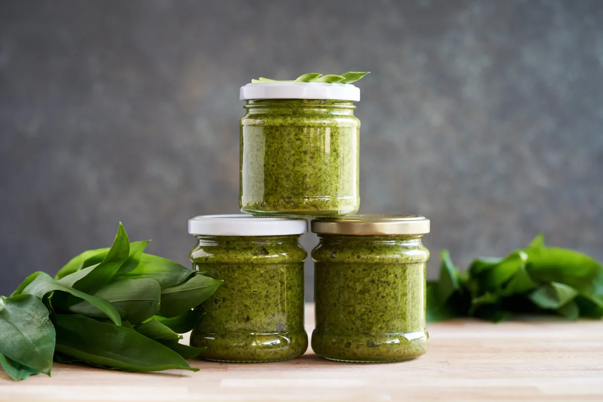 Kész pesto üvegekben