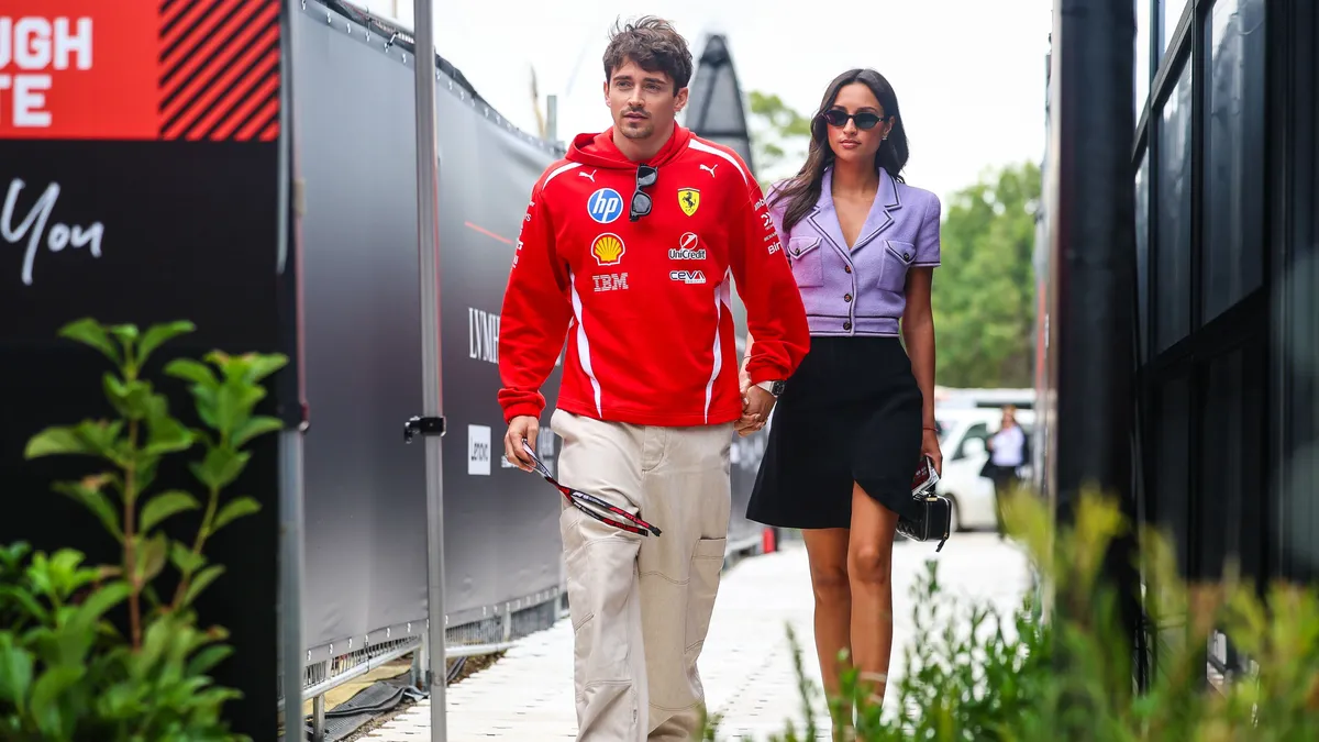 Charles Leclerc felesége, Alexandra Leclerc (jobbra) ismét stílusosan jelent meg