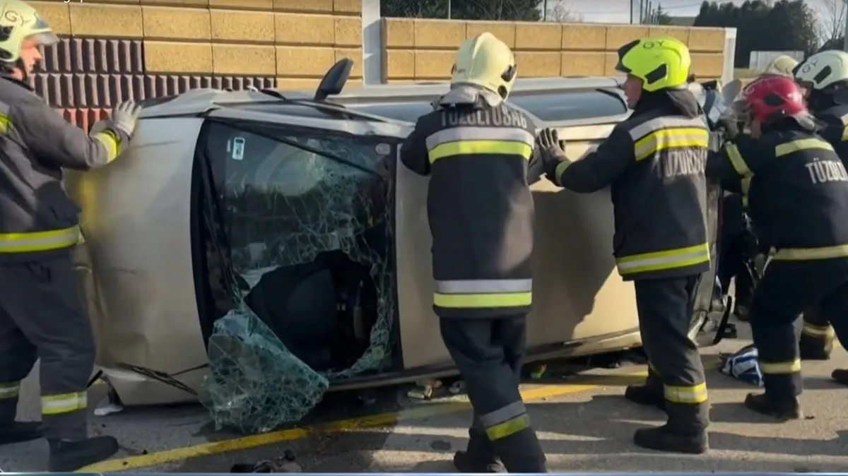 A baleset után a tűzoltók állították fel a járművet 