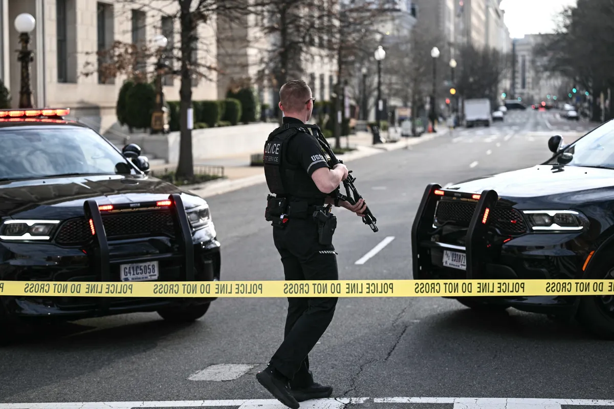 Autó csapódott a Fehér Ház kapujába, a Titkosszolgálat és a Nemzeti Gárda is kivonult Donald Trump rezidenciájához 