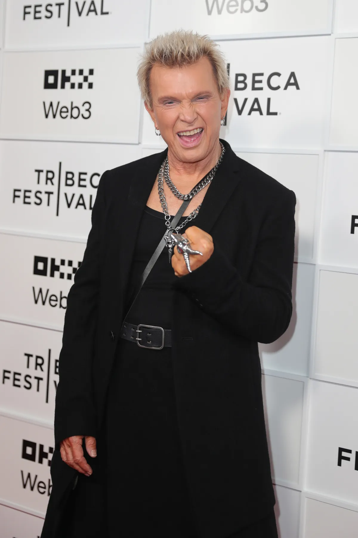 Billy Idol dokumentumfilmje, a Billy Idol Should be Dead megjelenése előtt visszatekintett extrém rock and roll életmódjára
