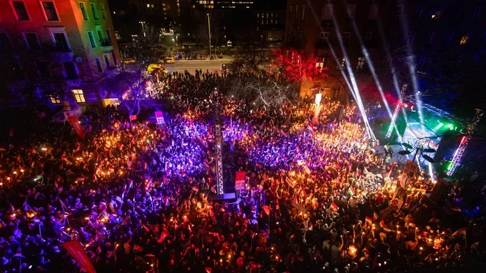 Fáklyák fénye borította be a tömeget – lélegzetelállító látvány fogadta Orbán Viktort