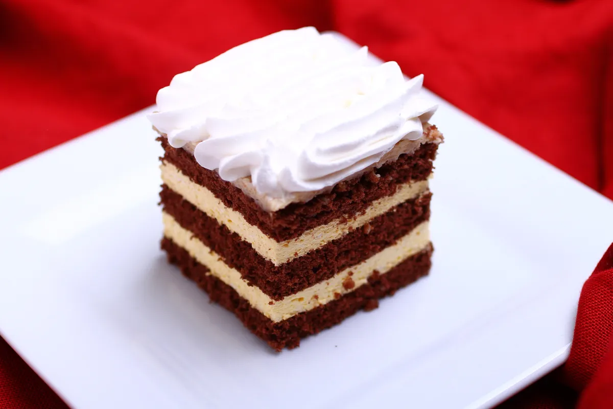 Húsvéti ünnepi receptek közül a vaníliás kocka kakaós tejszínkrémmel.