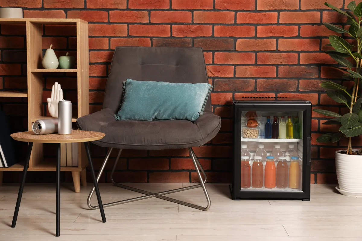 Hotelszoba részlet minihűtővel.