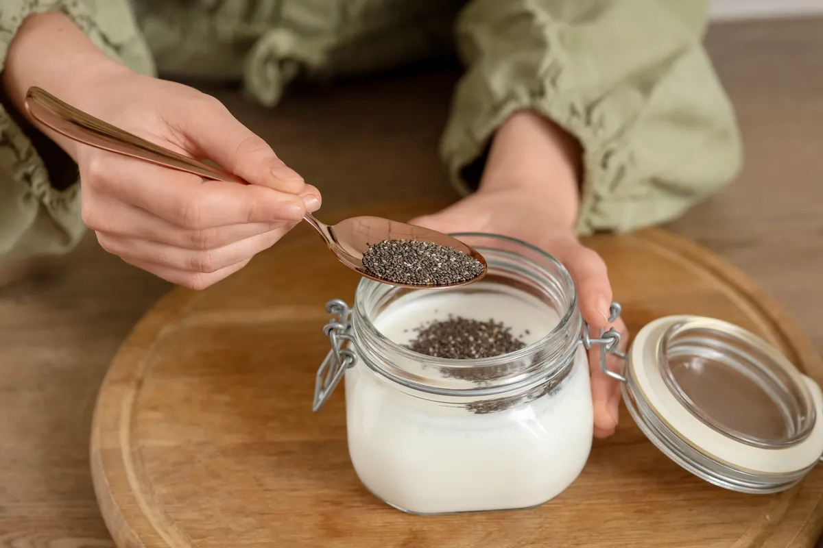 Chia magot joghurtba keveri fiatal nő.