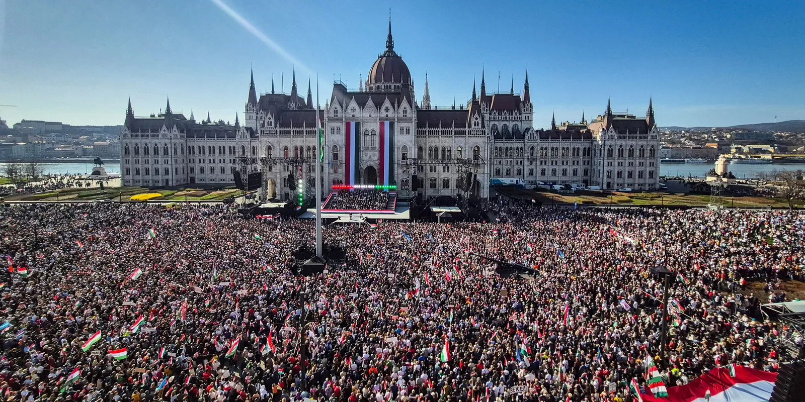 Ennyivel többen voltak a Kossuth téren, mint a Hősök terén
