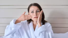 Feszesebb, fiatalosabb, ragyogóbb bőrre vágysz? Ez az 5 perces otthoni praktika csodákat művel az arcoddal