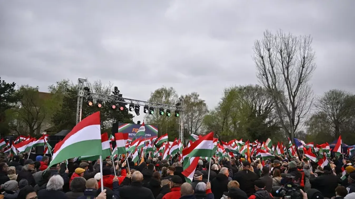 Fidesz: kezdődik Orbán Viktor országjáró fóruma Ócsán, rengetegen vannak