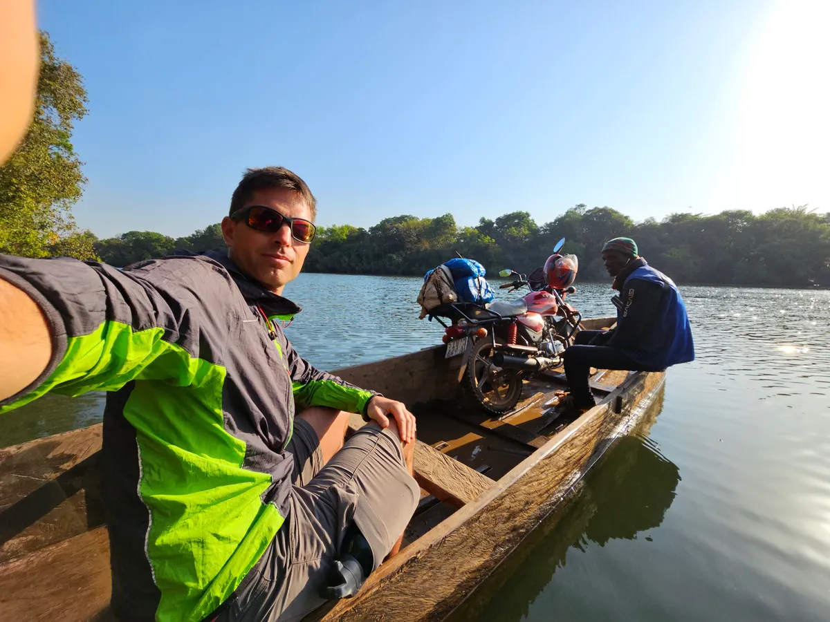 Guiné-Bissau és Guinea közötti határátlépés a Kogon-folyón Nyugat-Afrikában csónakkal. 