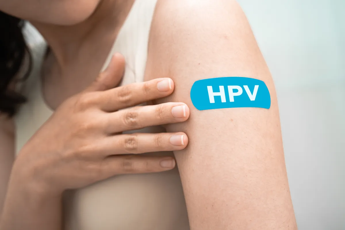 HPV tünetei ellen oltást kapott nő.