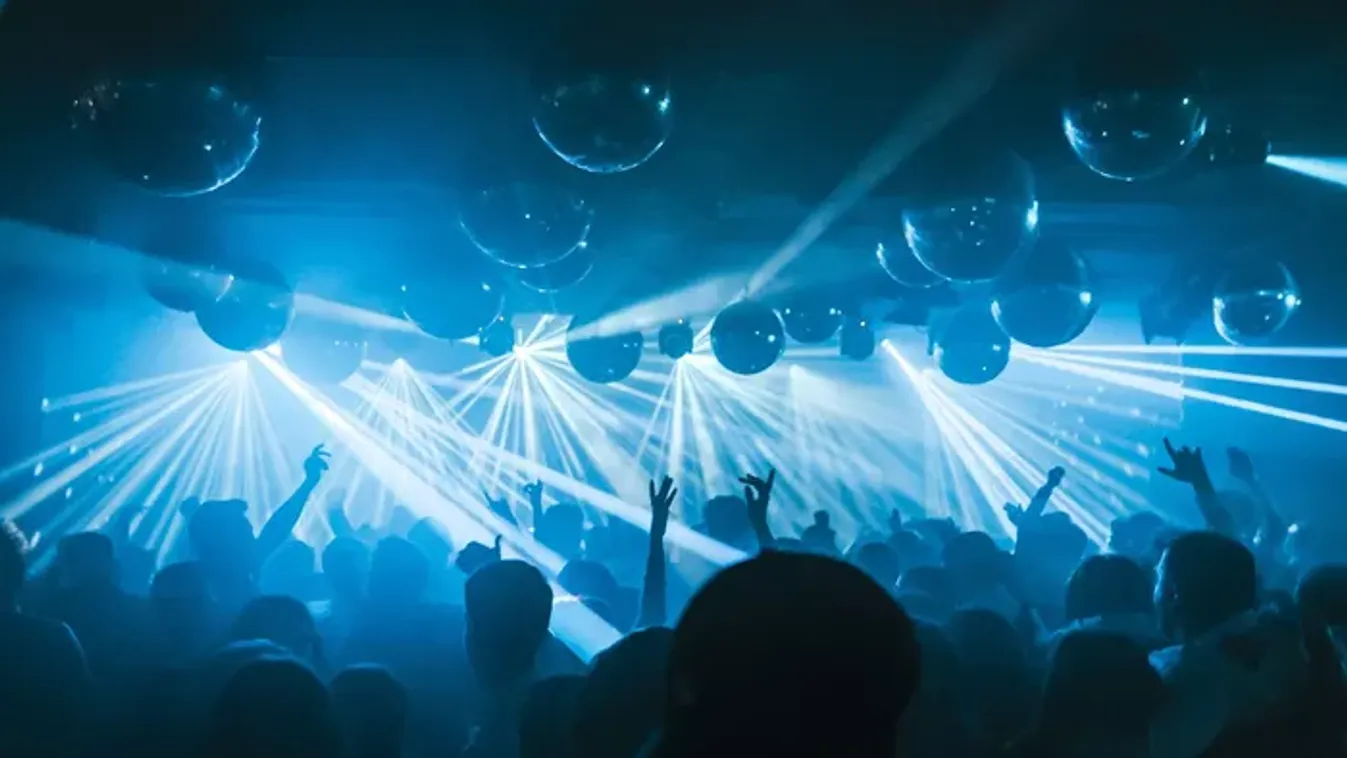 Bilincs és rúgások: Részeg angol nő verte szét a pesti bulinegyedet, még a rendőrautóban is folytatódott a horror