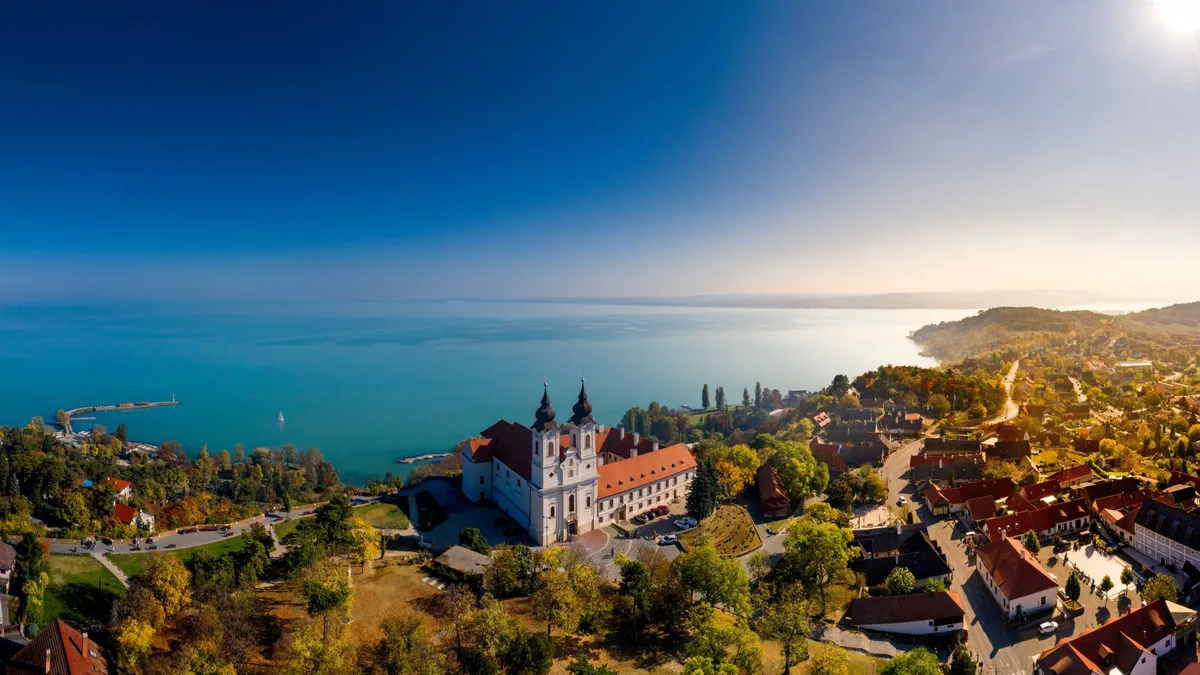 Akár a Balatonba is eljuthat az invazív hínár