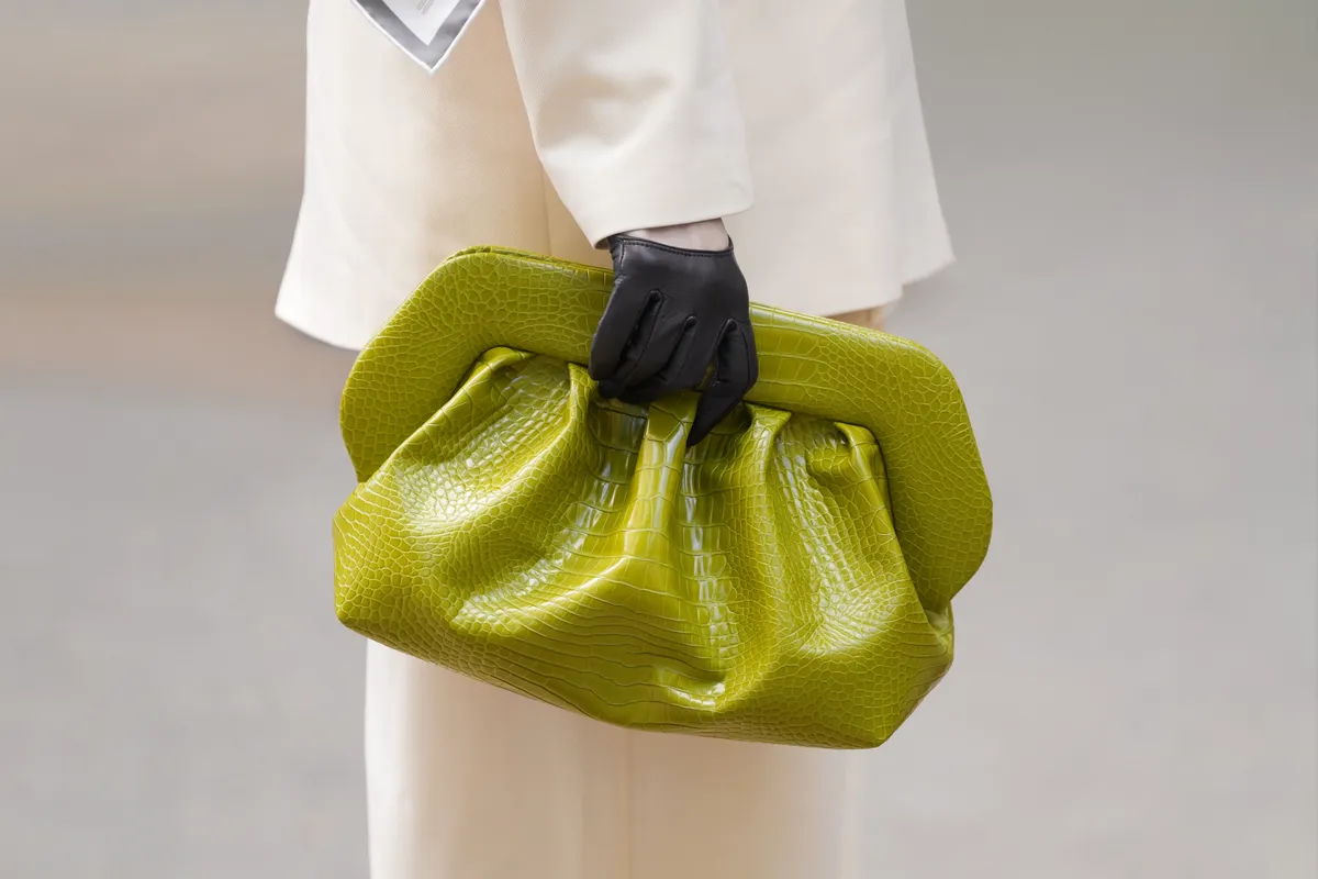 50 feletti nő lime zöld táskával.