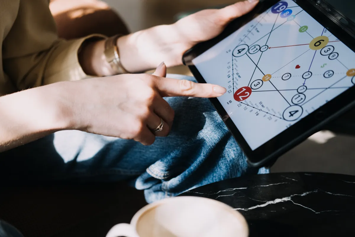 Számmisztikai képletet magyaráz a szakember.