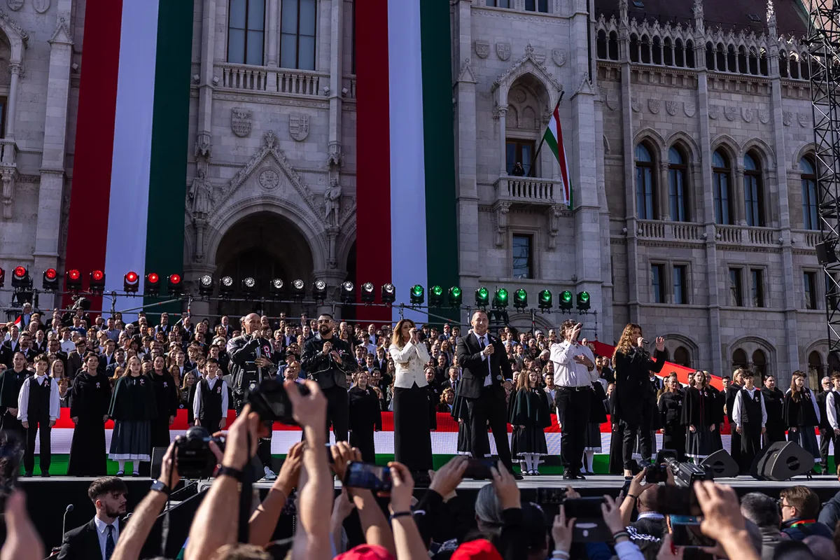 A Nemzeti dalt Pataky Attila, Pápai Joci, Radics Gigi, Curtis, Takáts Tamás és Dér Heni adták elő