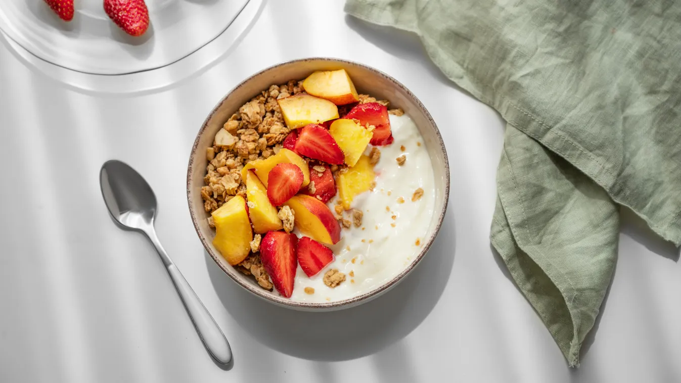 A fehérjediétába illő joghurt gyümölcsökkel és granolával.