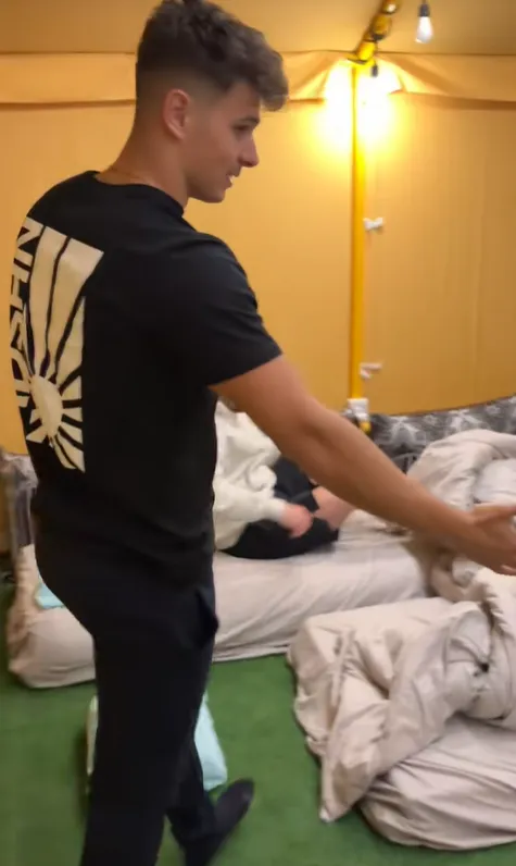 Az iráni háború sokakat a sivatagba űzött, sátrakban aludtak.