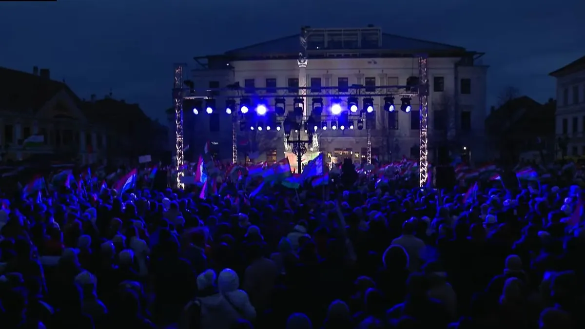 Te jó ég, mi történik itt? Megállás nélkül gyűlik a tömeg Győrben, mindenki Orbán Viktorra vár