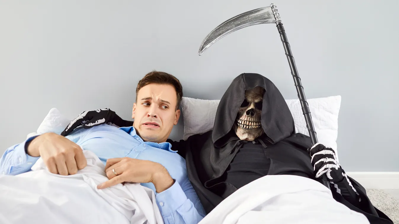 A kaszás ül egy ijedt férfi mellett, mivel a személyiségtesztből kiderül az előző életében bekövetkezett halálának az oka.