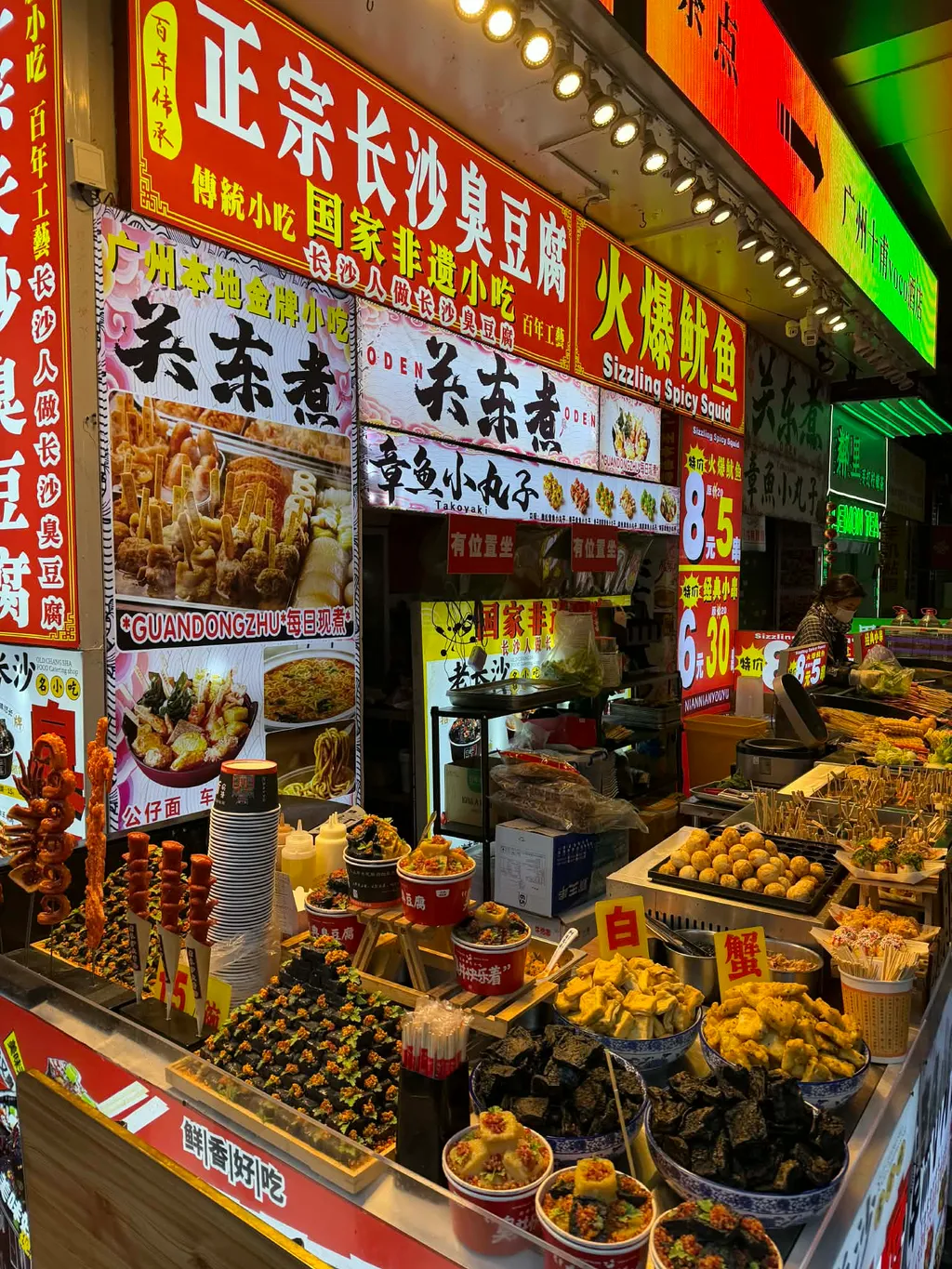 Kínai ételárusító stand, amelyek egész Ázsiában nagy népszerűségnek örvendenek. 